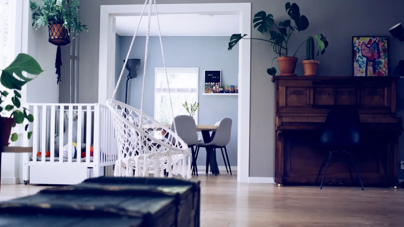 Intérieur chaleureux et cocon d'une pièce de vie, ambiance petite enfance